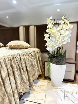 Орхидея белая в напольной вазе